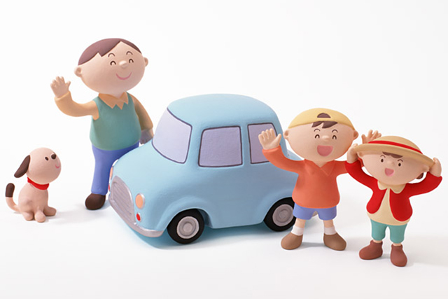 駐車中の車と家族